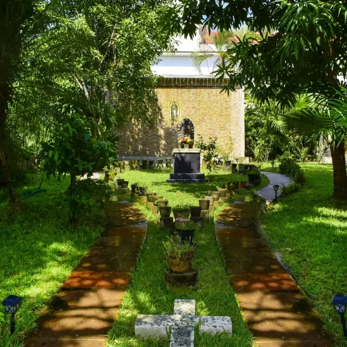 Jardín Parroquial - Virgen